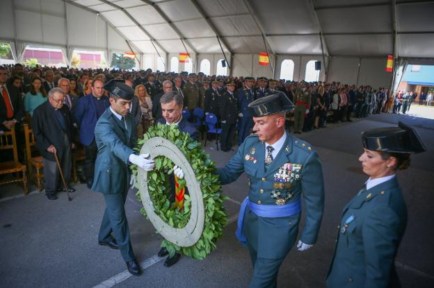 Momento del acto solemne celebrado ayer en la Comandancia de la Guardia Civil de Granada.