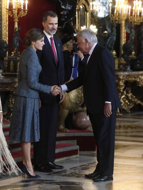 Consternación y gestos serios han sido la tónica general en la tradicional recepción que los Reyes ofrecen en el Palacio Real tras el desfile del 12 de octubre