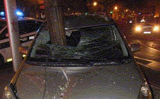 La farola atravesó la luna del coche.