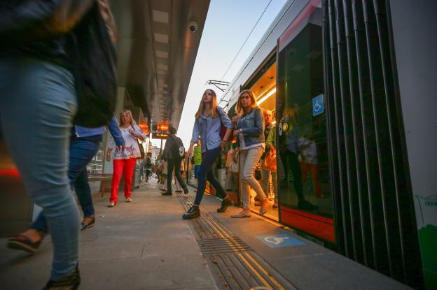 Estudiantes y trabajadores bajan del metro en Caleta pasadas las ocho de la mañana. 