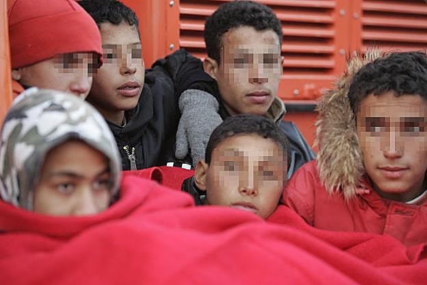 Adolescentes inmigrantes llegados en una patera. 