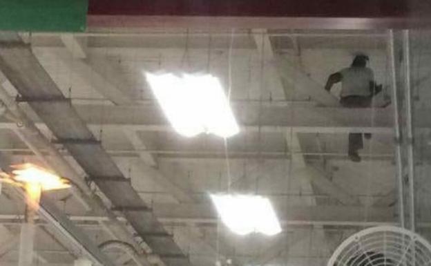 Un trabajador de un supermercado se sube al techo durante 16 horas para protestar por su despido