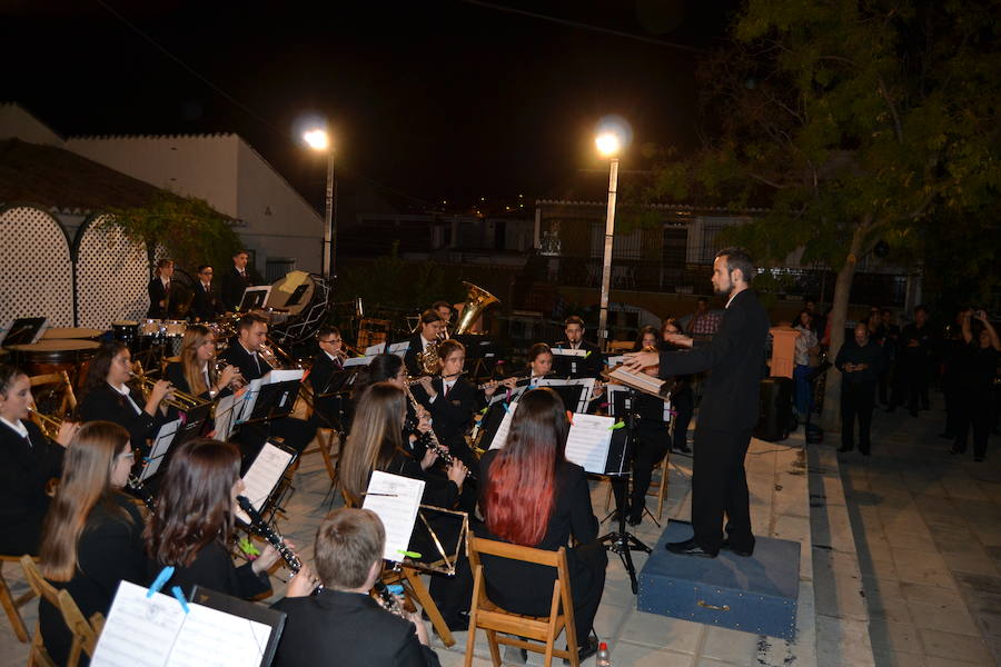 En la noche del sábado, 14 de octubre, se celebraba en la plaza Abdal Malik de Huétor Vega el XIX Festival de Bandas 'Ciudad de Huétor Vega' en la que participar las bandas municipales de Cijuela y Albolote, dirigidas por Enrique Zambrano y Conrado Abad y la Banda de Música de Huétor Vega, bajo la dirección de Eloísa Domínguez que interpretaron temas de bandas sonoras de películas.