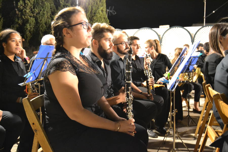 En la noche del sábado, 14 de octubre, se celebraba en la plaza Abdal Malik de Huétor Vega el XIX Festival de Bandas 'Ciudad de Huétor Vega' en la que participar las bandas municipales de Cijuela y Albolote, dirigidas por Enrique Zambrano y Conrado Abad y la Banda de Música de Huétor Vega, bajo la dirección de Eloísa Domínguez que interpretaron temas de bandas sonoras de películas.