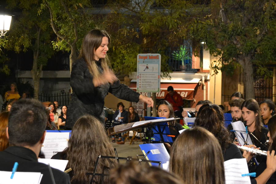 En la noche del sábado, 14 de octubre, se celebraba en la plaza Abdal Malik de Huétor Vega el XIX Festival de Bandas 'Ciudad de Huétor Vega' en la que participar las bandas municipales de Cijuela y Albolote, dirigidas por Enrique Zambrano y Conrado Abad y la Banda de Música de Huétor Vega, bajo la dirección de Eloísa Domínguez que interpretaron temas de bandas sonoras de películas.