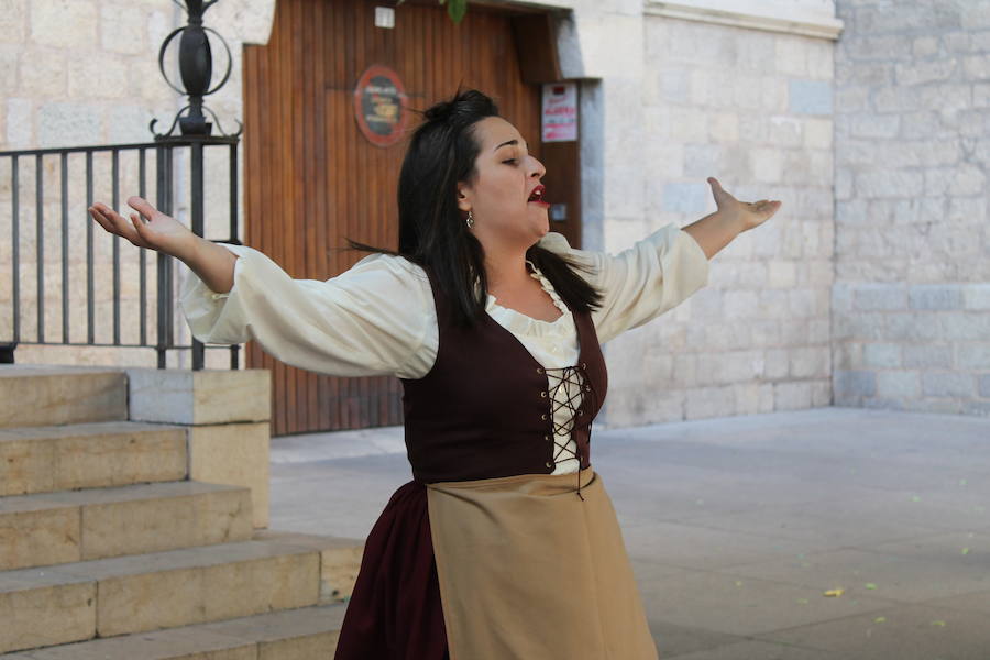 La segunda jornada de la Feria de San Lucas ha traído consigo bailes, teatro y música en las calles del centro jienense