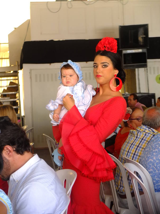 Muchas familias y público junenil que ha pasado de las casetas de comidas a las de marcha y copas