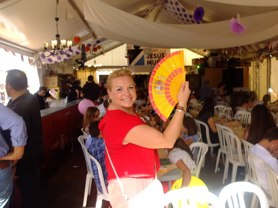 Muchas familias y público junenil que ha pasado de las casetas de comidas a las de marcha y copas