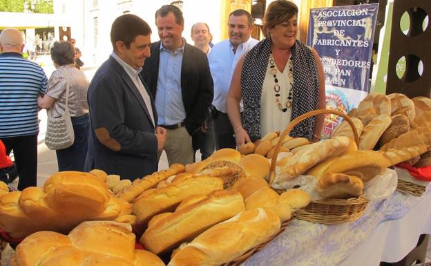 Una decena de panaderías acercan sus productos de calidad en una muestra en la lonja de la Diputación de Jaén