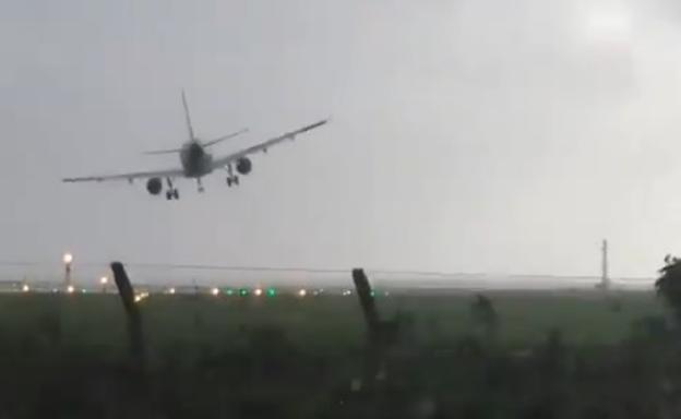 El espeluznante vídeo de un avión aterrizando sobre el huracán Ofelia