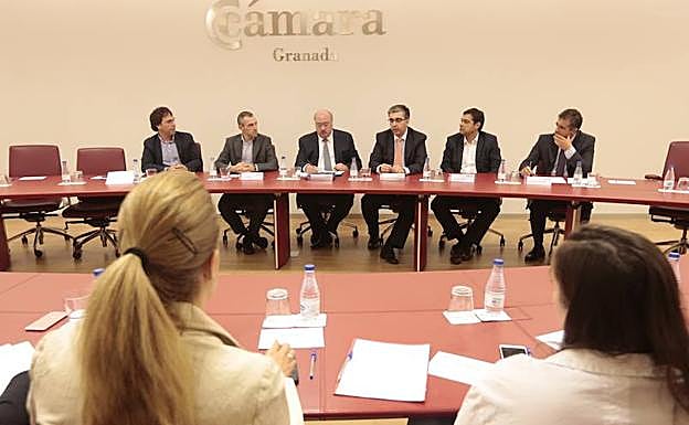 El director de IDEAL, Eduardo Peralta (tercero por la izquierda), dirige el debate con los ponentes. 