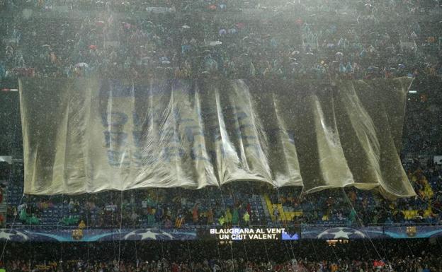 Despliegue del mosaico reivindicativo en el Camp Nou. 