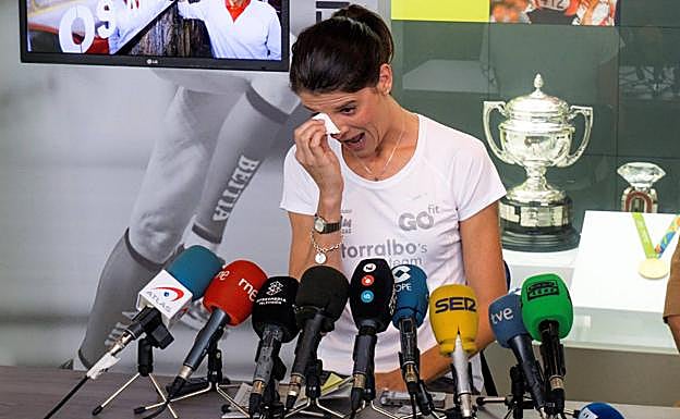 Ruth Beitia se seca las lágrimas en su despedida. 