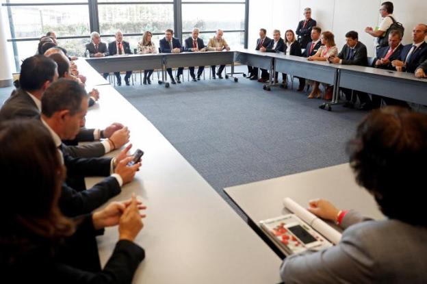 La presidenta de la Junta de Andalucía, Susana Díaz, en su reunión con los empresarios hortofrutícolas.