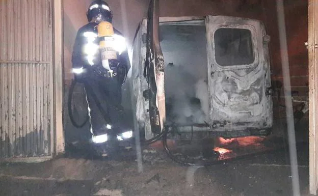 Incendio de un vehícul en una cochera.