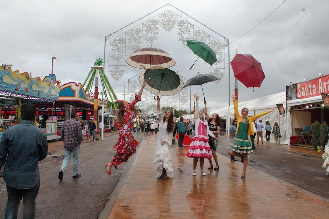 Jaén calma su sed en una jornada de menos a más en cuanto a afluencia y buena temperatura pese a la lluvia; pasamos el ecuador de la feria, hoy siguen la celebraciones