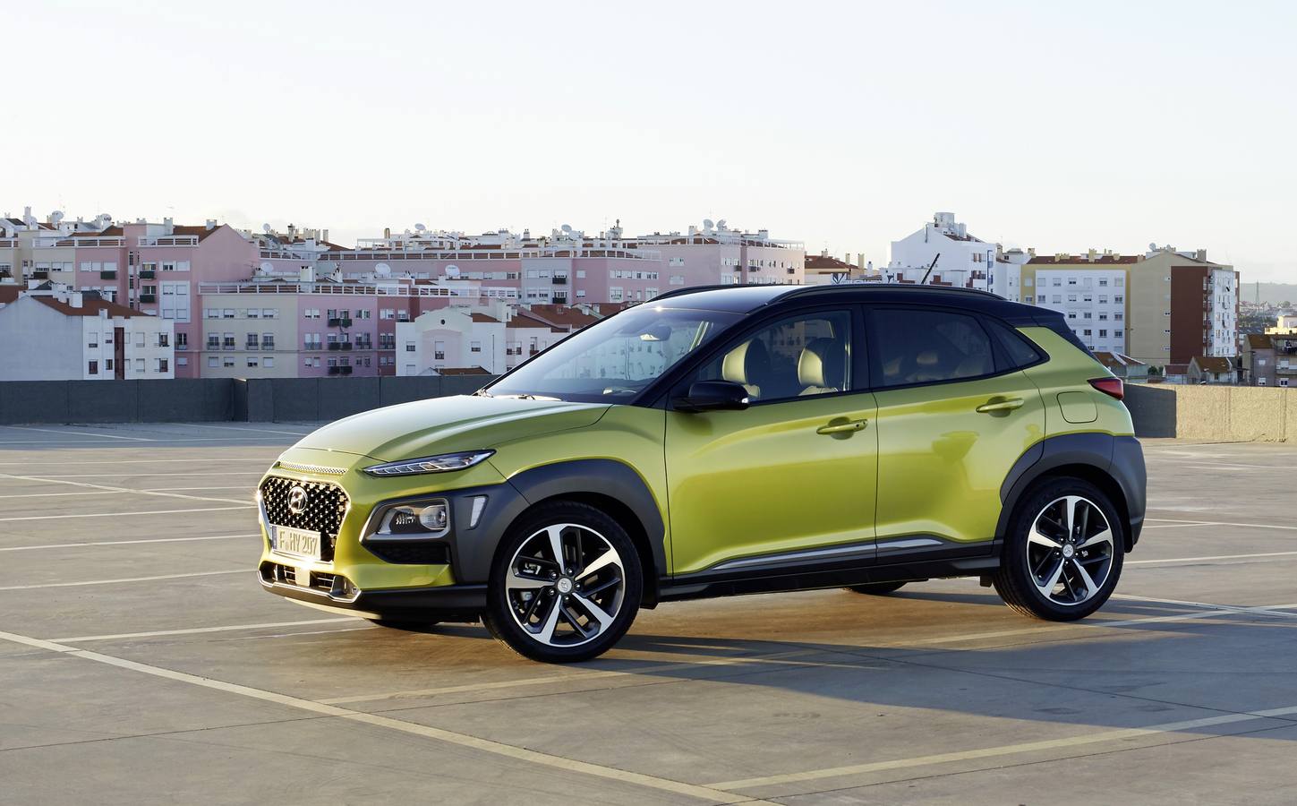 Hyundai amplía la gama con el Kona, un SUV compacto de poco más de 4,10 metros de longitud. A la venta desde 13.990 euros, se comercializa con tracción delantera y también total y cambio manual o automático. 