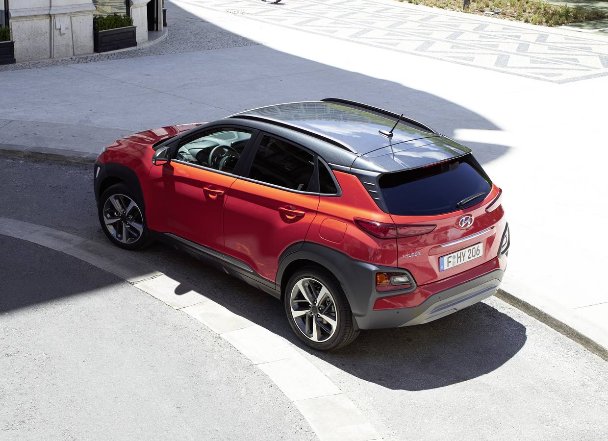 Hyundai amplía la gama con el Kona, un SUV compacto de poco más de 4,10 metros de longitud. A la venta desde 13.990 euros, se comercializa con tracción delantera y también total y cambio manual o automático. 