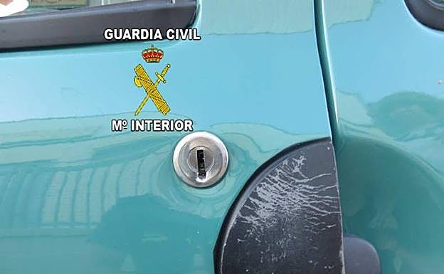 Daños ocasionados en uno de los vehículos afectados por los robos.