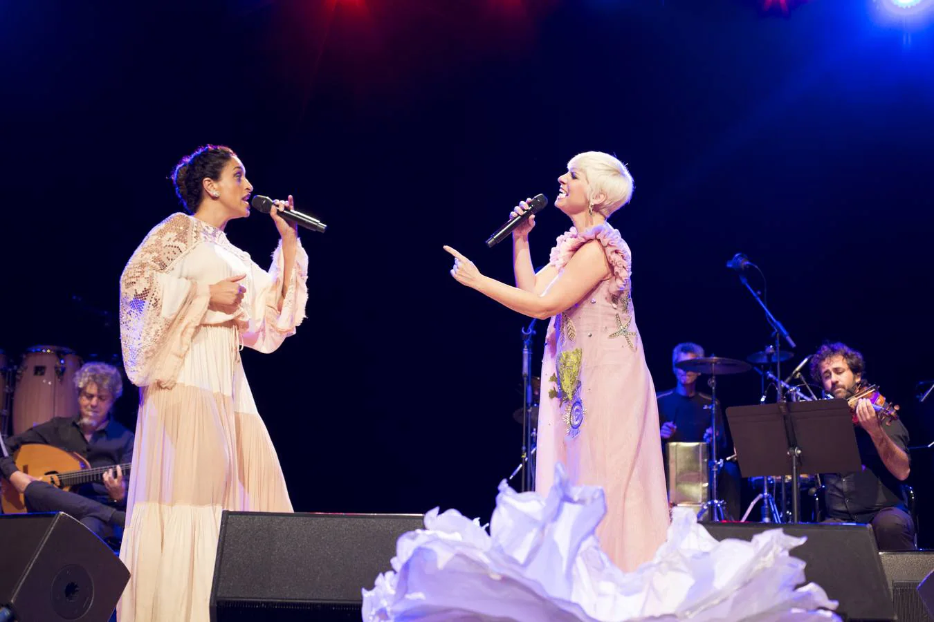 Noa y Pasión Vega llenan el Palacio de Congresos de Granada con el espectáculo 'Mediterráneas', un punto de encuentro musical 