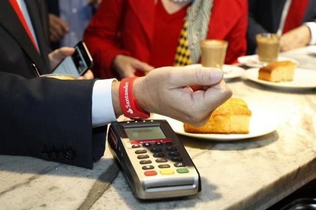 La iniciativa ya está en marcha. Una pulsera con la que pagar el café.