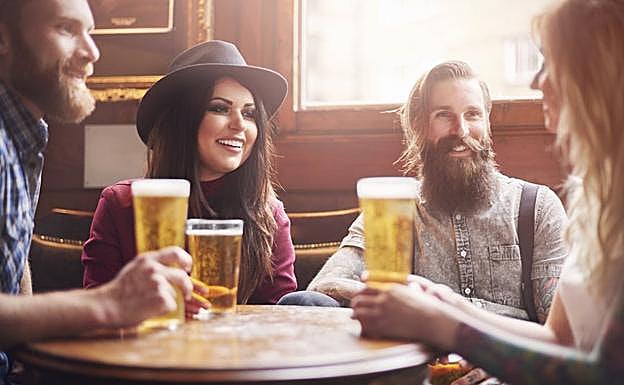 El sorprendente efecto del alcohol para hablar idiomas