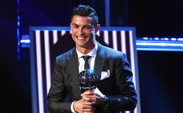Cristiano Ronaldo, posa con su segundo trofeo The Best. 
