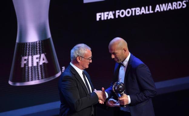 Zinedine Zidane recoge su premio de manos de Claudio Ranieri. 