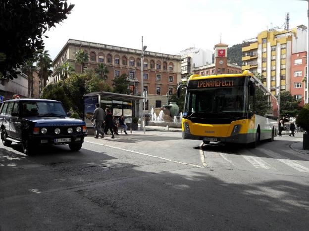 Autobús urbano en la parada de la plaza de la Constitución. 