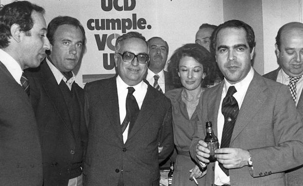 José Sánchez Faba espera con miembros de su partido el resultado de las municipales de 1979 