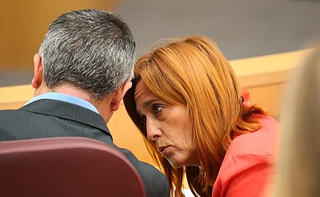 El portavoz de IU en la Diputación, escucha a uan compañera.