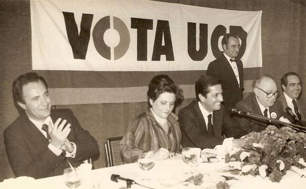 Arturo Moya Moreno, Mercedes Moll de Miguel, Antonio Jiménez Blanco y Joaquín García Romanillos con Adolfo Suárez en un acto de la UCD en Granada 