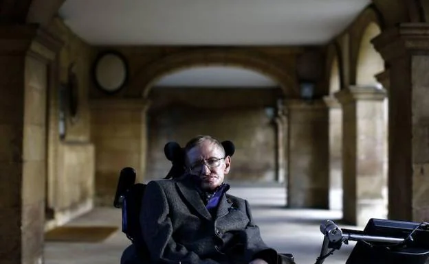 Stephen Hawking posa enl a Universidad de Cambridge.