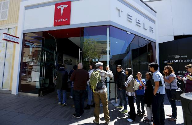 Colas ante un concesionario de Tesla en California.
