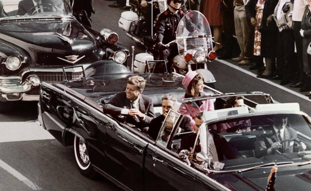 John Fitzgerald Kennedy acompañado de su esposa Jacqueline en una calle de Dallas.