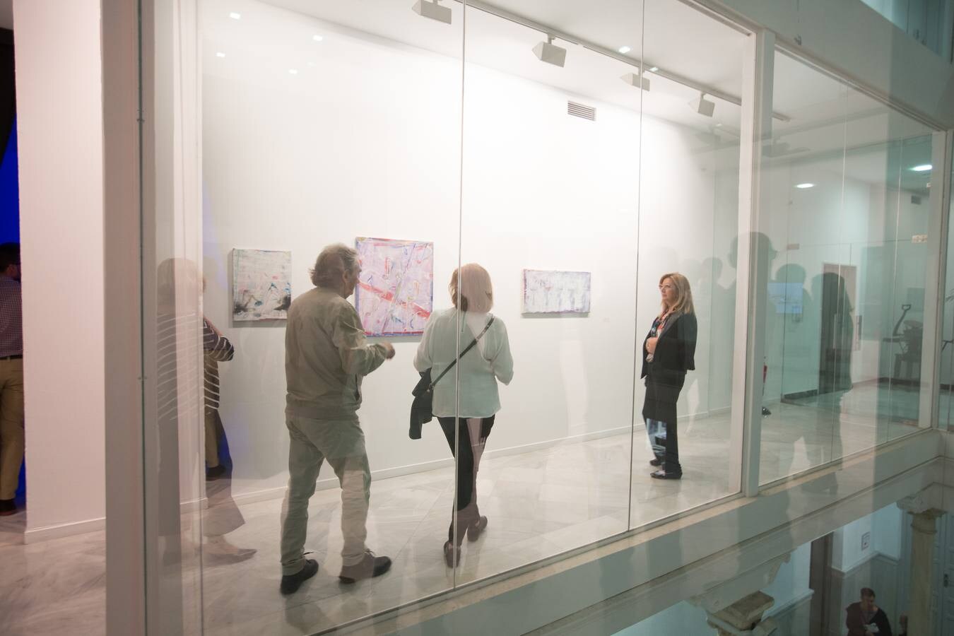 El Palacio de los Condes de Gabia acogió ayer la inauguración de la muestra 'Julio Juste. Conjeturas del corazón. Pinturas, vídeos, leds y sonidos'. La muestra, que fue aplazada tras el repentino fallecimiento del artista el mismo día de su estreno, reúne algunos de los trabajos del jienense y desvela la última de sus genialidades, una pieza creada 'ad-hoc' para este proyecto