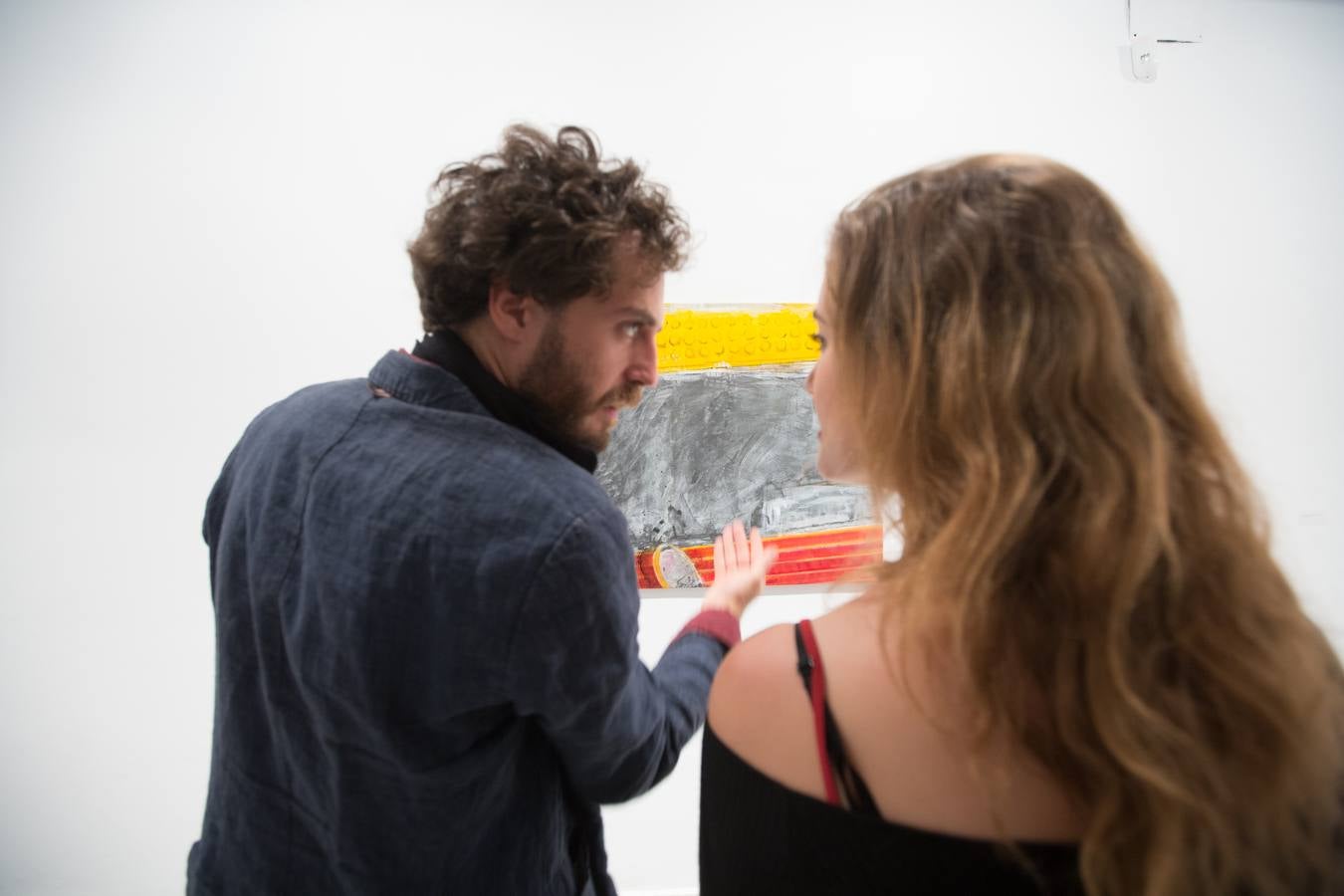 El Palacio de los Condes de Gabia acogió ayer la inauguración de la muestra 'Julio Juste. Conjeturas del corazón. Pinturas, vídeos, leds y sonidos'. La muestra, que fue aplazada tras el repentino fallecimiento del artista el mismo día de su estreno, reúne algunos de los trabajos del jienense y desvela la última de sus genialidades, una pieza creada 'ad-hoc' para este proyecto