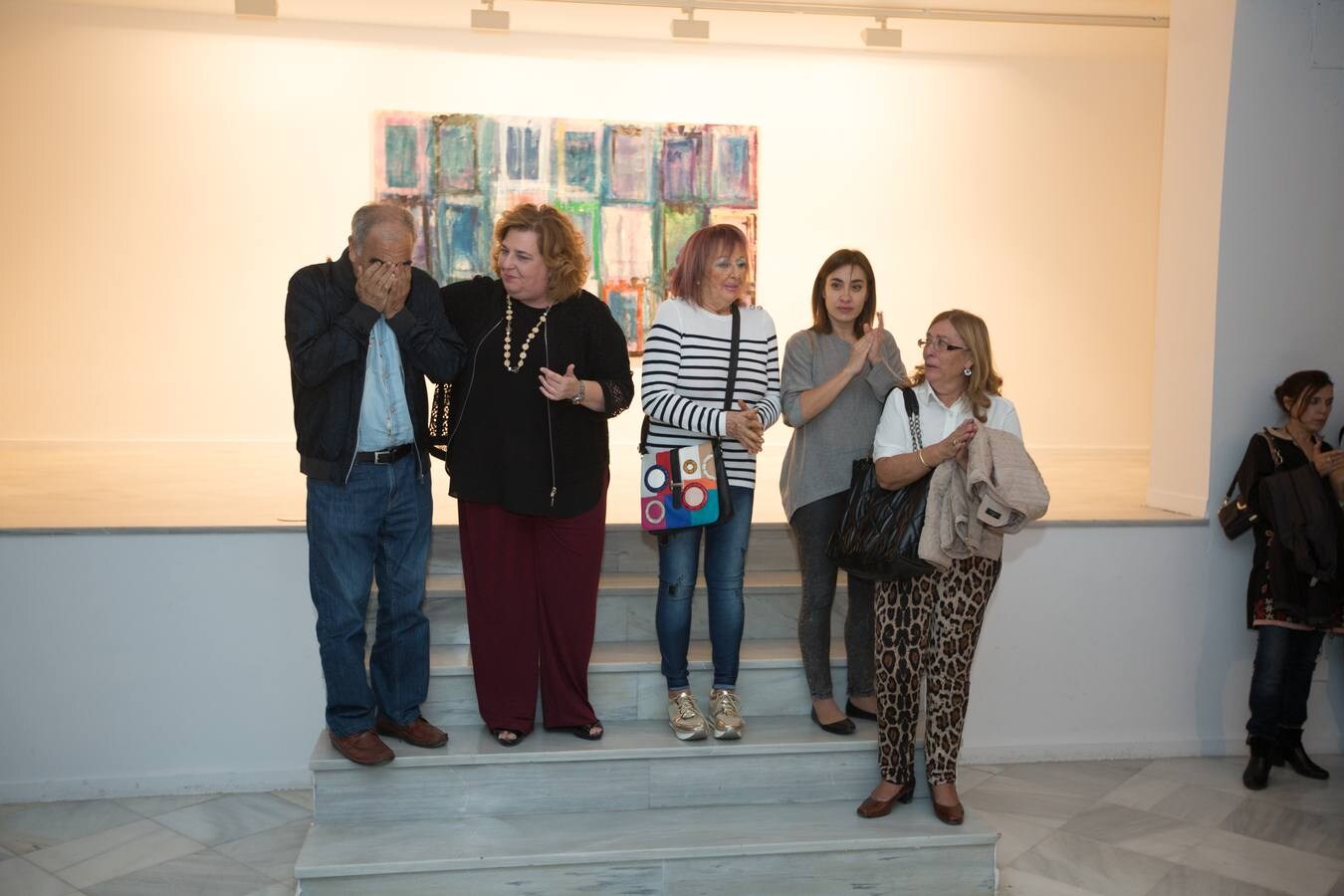 El Palacio de los Condes de Gabia acogió ayer la inauguración de la muestra 'Julio Juste. Conjeturas del corazón. Pinturas, vídeos, leds y sonidos'. La muestra, que fue aplazada tras el repentino fallecimiento del artista el mismo día de su estreno, reúne algunos de los trabajos del jienense y desvela la última de sus genialidades, una pieza creada 'ad-hoc' para este proyecto