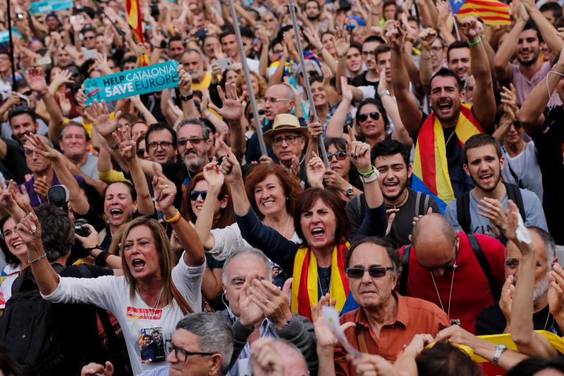 En el momento en el que se comunicaba la decisión del Parlament, la alegría y la emoción ha estallado en la plaza Sant Jaume