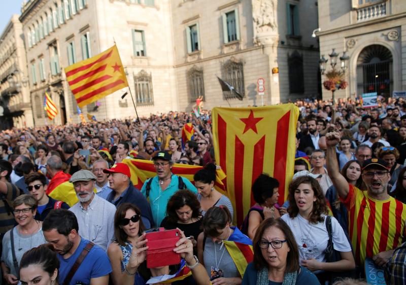 En el momento en el que se comunicaba la decisión del Parlament, la alegría y la emoción ha estallado en la plaza Sant Jaume