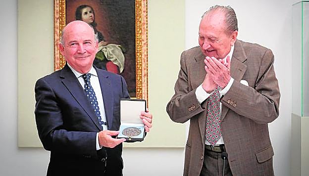 El presidente de honor de la Fundación Cruzcampo, Julio Cuesta, y Miguel Rodríguez-Acosta.
