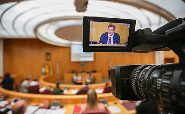 El presidente de la Diputación, José Entrena, en el visor de una cámara.