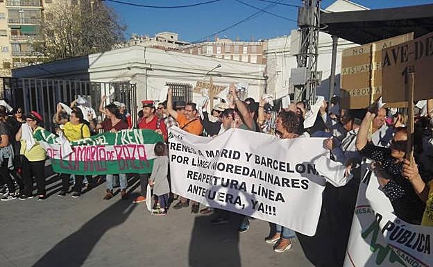 Una pañolada despide al tren Al Andalus para reivindicar la reconexión ferroviaria