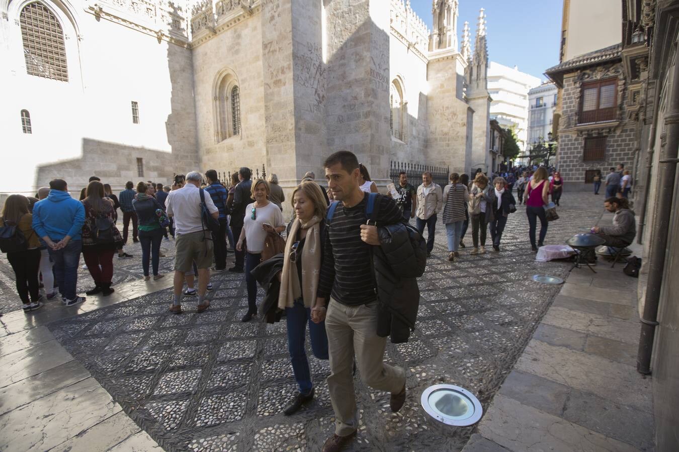 Mlles de visitantes llenan las calles de Granada