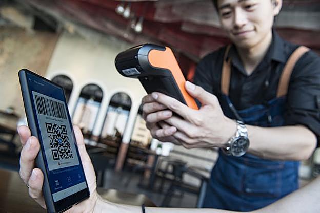 El monedero en el móvil. Los pagos con el teléfono, escaneando los códigos QR, están a la orden del día en todo tipo de establecimientos, desde los chiringuitos callejeros a los restaurantes y las cadenas de electrodomésticos. 