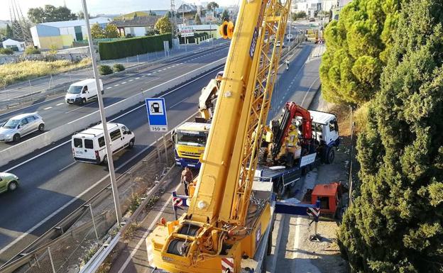 Un camión choca con el puente de la A-44 en la salida de Peligros y bloquea el tráfico durante hora y media