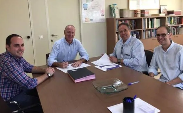 La Junta firma el contrato para redactar el proyecto de acceso norte de Almería, que estará listo en otoño de 2018