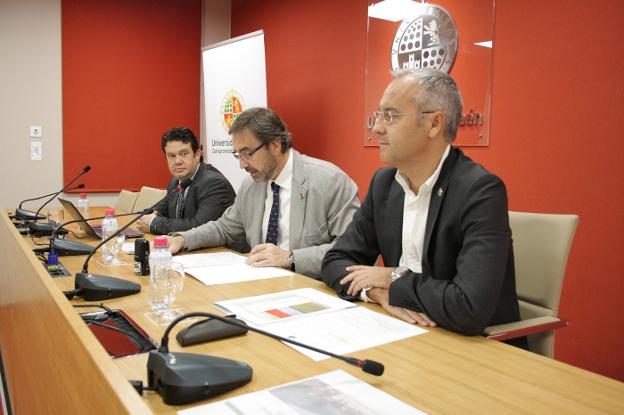 El rector de la UJA, Juan Gómez, flanqueado por Raúl Mata y Juan Ramón Lanzas, ayer en la presentación del informe.