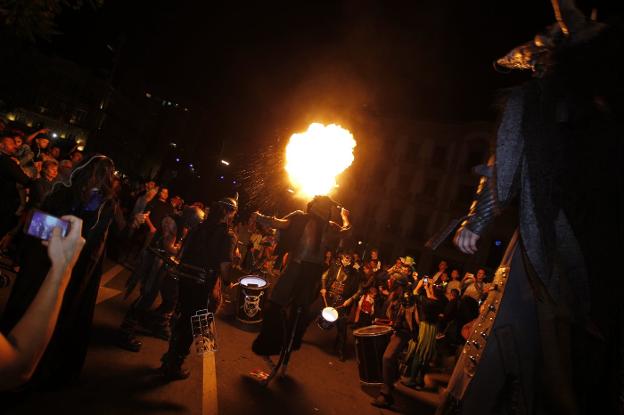 Un pasacalles inauguró la Noche en Negro en el centro de la capital almeriense, que volvió a desbordarse de visitantes.