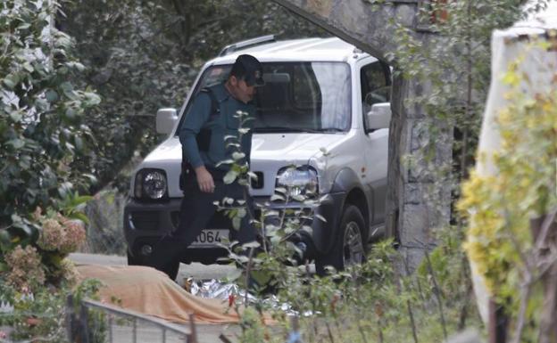 Un agente junto al cuerpo del fallecido en El Lantero.